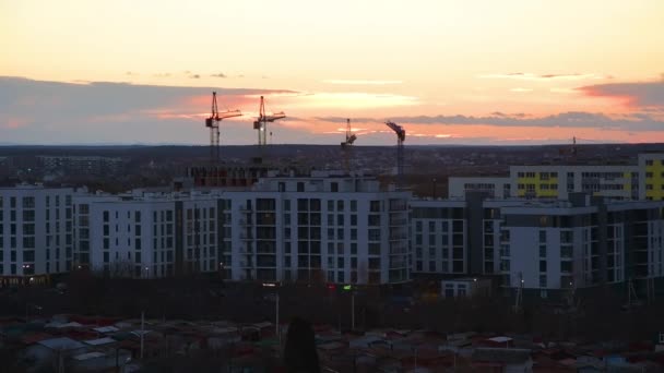 Abendlicher Sonnenuntergang Über Häusern Und Baukränen Hintergrund Des Abendhimmels Mit — Stockvideo