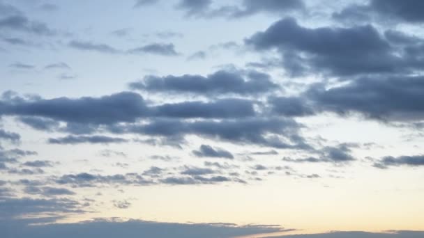 Timelapse Wieczorne Chmury Unoszą Się Nad Błękitnym Niebem Zachodzie Słońca — Wideo stockowe