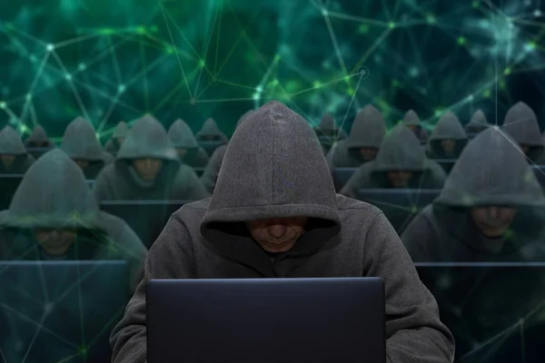 巨怪工厂 黑客们在抽象的背景下坐在笔记本电脑和计算机前 用病毒攻击和黑客攻击公司服务器 这是一个发短信的地方 — 图库照片