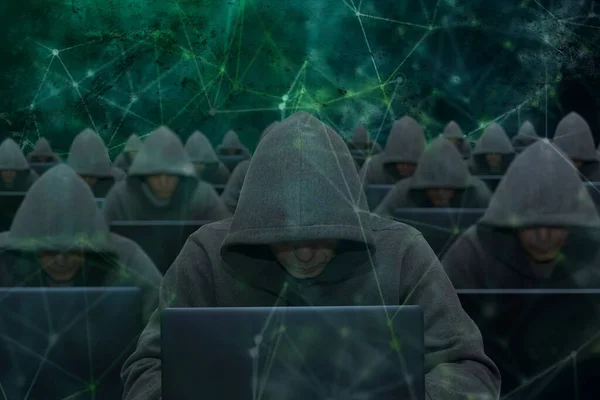 巨怪工厂 黑客们在抽象的背景下坐在笔记本电脑和计算机前 用病毒攻击和黑客攻击公司服务器 这是一个发短信的地方 — 图库照片