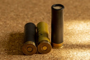 Arka planda avlanma kartuşları, yakın plan, seçici odaklanma. Konsept: kuş avı, av mühimmatı, büyük ve küçük kalibre..