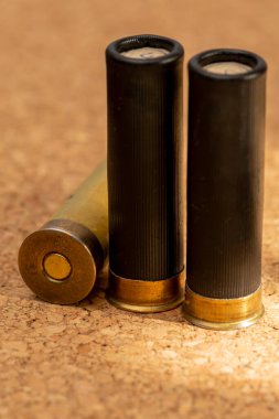 Arka planda avlanma kartuşları, yakın plan, seçici odaklanma. Konsept: kuş avı, av mühimmatı, büyük ve küçük kalibre..