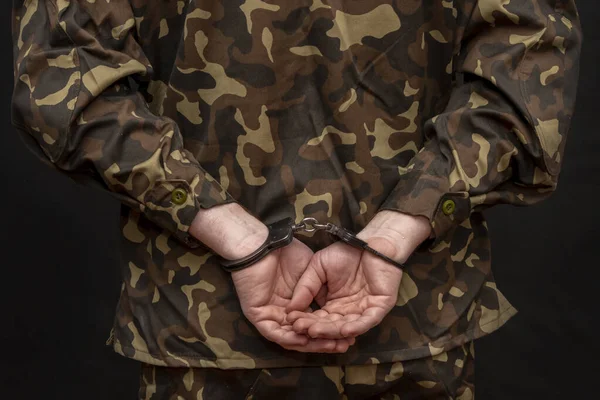 Soldat Militaire Menotté Les Mains Derrière Dos Sur Fond Sombre — Photo