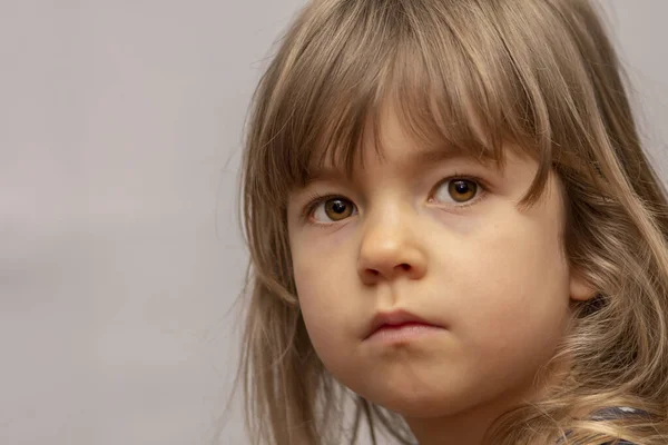 Porträt Eines Ernsthaften Kleinen Mädchens Von Jahren Auf Hellem Hintergrund — Stockfoto
