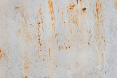 Eski metal yüzeyindeki kahverengi pas ve lekeler seçici bir odak noktası. Metal aşınma, soyulmuş boya..