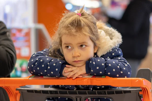 Menina Quatro Anos Pensativo Fundo Dos Balcões Com Compras Loja — Fotografia de Stock