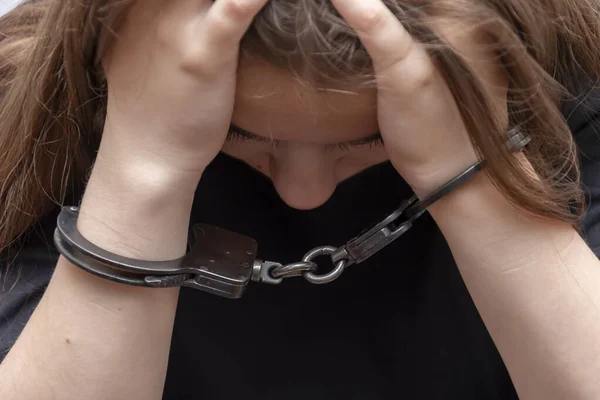 一个年轻的女孩被戴在灰色的背景上 身穿黑色T恤的少年犯 未成年人的刑事责任 — 图库照片
