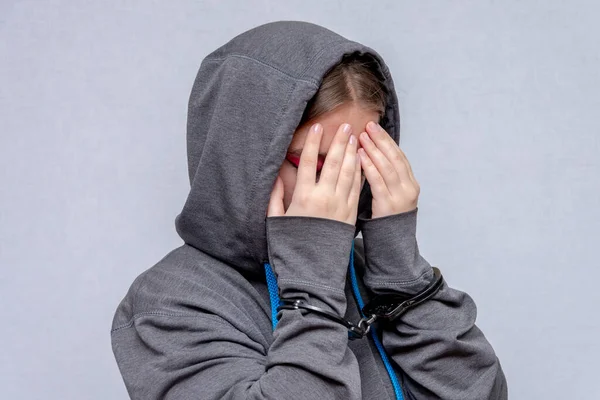 Una Adolescente Está Esposada Escondiendo Cara Con Una Sudadera Con — Foto de Stock