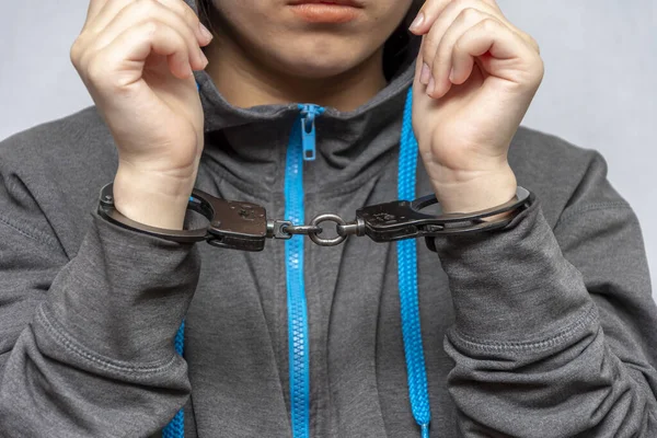 一个戴着手铐 灰色背景的少女 少年犯 未成年人的刑事责任 青年犯罪集团和帮派成员 — 图库照片