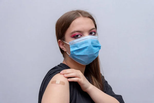 Een Jong Meisje Van Jaar Met Een Medisch Masker Wijst — Stockfoto