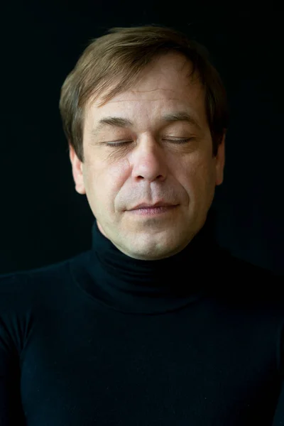 Retrato Hombre Años Con Los Ojos Cerrados Suéter Golf Sobre — Foto de Stock