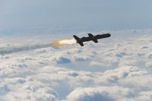 Боевая ракета летит над облаками, дым и огонь из ракеты. Концепция: ракетное нападение, воздушное нападение, война между Россией и Украиной.