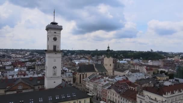 リヴィウ市中心部の市庁舎の空中からの眺め 市場広場 四角形の塔からのパノラマ — ストック動画