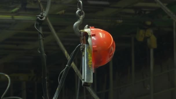 Bouwhelm Van Een Fabrieksarbeider Hangt Het Bedieningspaneel Van Een Kraanbalk — Stockvideo