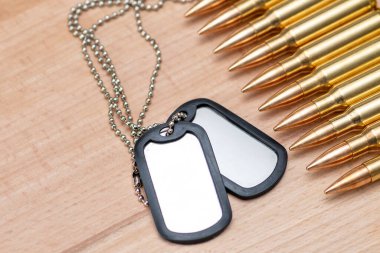 Kalaşnikof saldırı tüfeği için 7.62 kalibrelik mermili mermiler. Arka planda, yakın plan, seçici odaklanma. Konsept: ödünç kiralanan silahların satışı, silah yardımı