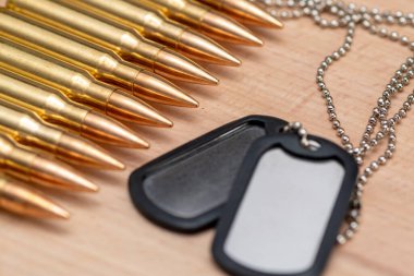 Kalaşnikof saldırı tüfeği için 7.62 kalibrelik mermili mermiler. Arka planda, yakın plan, seçici odaklanma. Konsept: ödünç kiralanan silahların satışı, silah yardımı