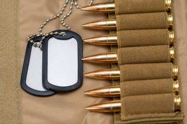 Ordu kimlik madalyonları, fişekli sancaktarlar, konsept: askeri özel operasyon, savaşta keskin nişancılık, savaşın finansmanı, paralı askerlik faaliyetleri, savaş suçları.