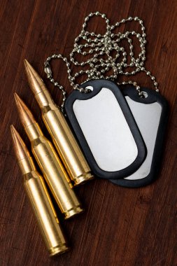 Ordu kimlik kartları, dağınık sarı kartuşlar, seçici odaklanma. Kavram: Askeri özel operasyon, Ukrayna 'da savaş, askere alma, askeri operasyonlar.