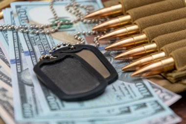 Amerikan doları banknotlarında ordu kimlik madalyonları, gerçek cephanesi olan bandocular. Konsept: Askeri özel operasyon, silah malzemeleri, savaşın finansmanı, kiralama, silah satışı.