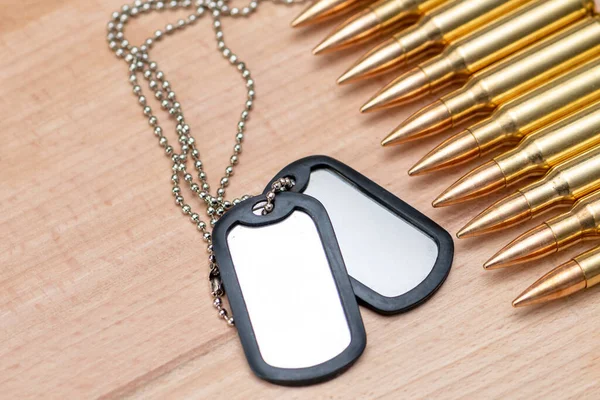 Kalaşnikof saldırı tüfeği için 7.62 kalibrelik mermili mermiler. Arka planda, yakın plan, seçici odaklanma. Konsept: ödünç kiralanan silahların satışı, silah yardımı