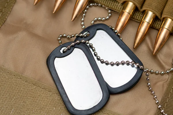 Ordu kimlik madalyonları, fişekli sancaktarlar, konsept: askeri özel operasyon, savaşta keskin nişancılık, savaşın finansmanı, paralı askerlik faaliyetleri, savaş suçları.