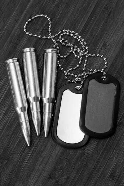 Ordu kimlik kartları, dağınık sarı kartuşlar, seçici odaklanma. Kavram: Askeri özel operasyon, Ukrayna 'da savaş, askere alma, askeri operasyonlar.