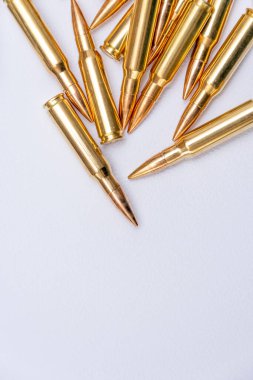 Sarı mermi kovanları, 7.62 kalibrelik gerçek mühimmat beyaz arka planda, yakın plan, seçici odaklanma. Kavram: Ukrayna 'daki savaş, şehir çatışmaları, çatışmalar.