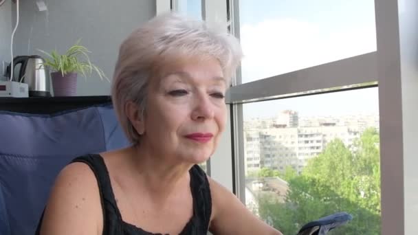 Starší Žena Věku Let Sleduje Ulici Dalekohledem Koncept Špehování Sousedů — Stock video