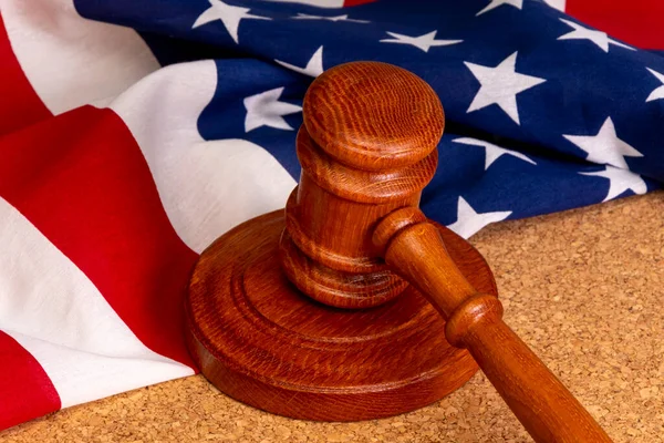 Der Hölzerne Richterstab Auf Dem Hintergrund Der Amerikanischen Flagge Konzept — Stockfoto