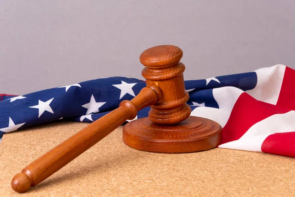 Tahta Yargıç Tokmağının Arka Planında Amerikan Bayrağının Arka Planında Tahta — Stok fotoğraf