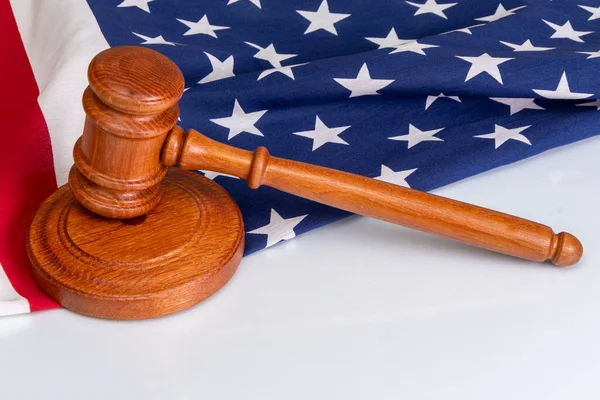 Amerikan Bayrağının Arka Planında Tahtadan Yargıç Tokmağı Var Konsept Tazminat — Stok fotoğraf