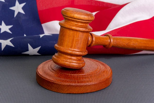 Amerikan Bayrağının Arka Planında Tahtadan Yargıç Tokmağı Var Konsept Tazminat — Stok fotoğraf