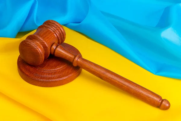 ウクライナの国旗を背景にした裁判官の有罪判決の木製の手袋 コンセプト 訴訟と損害賠償裁判所のセッション判決の発表裁判 — ストック写真
