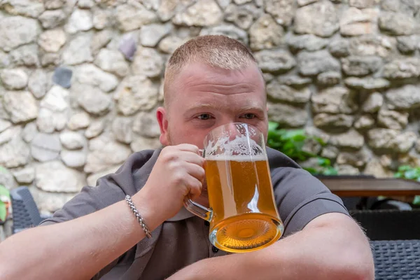 Portrait Jeune Homme Buvant Bière Dans Une Tasse Bière — Photo