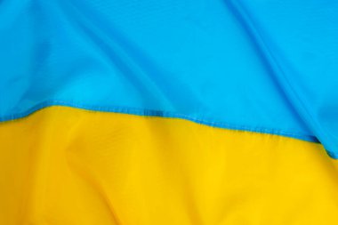 Ukrayna bayrağı, yakın plan, bayrağın kıvrımları ve dalgaları.