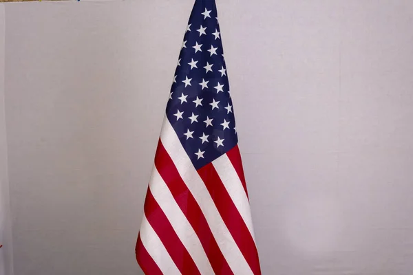 Amerikanische Flagge Auf Fahnenmast Grauer Hintergrund Mittlerer Plan — Stockfoto