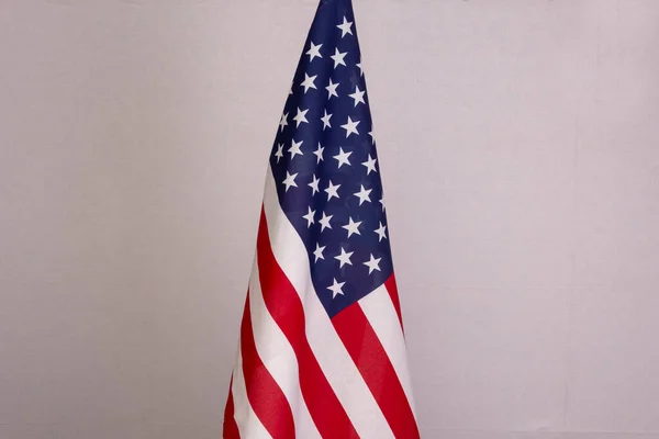 Американський Прапор Флагштоку Сірий Фон Середній План — стокове фото