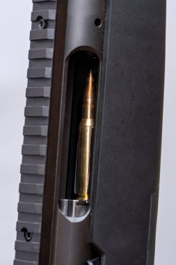 Tüfek namlusunda fişek var, hafif bir arka planda silahları yeniden yüklüyor. Çarpışmaya hazır..