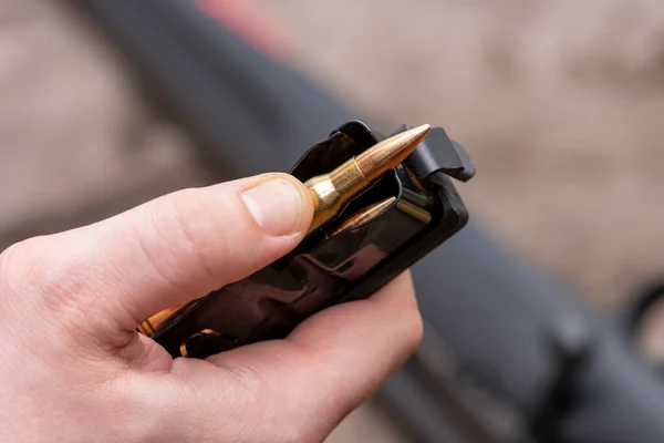 Ένας Αρσενικός Κυνηγός Εξοπλίζει Μια Καραμπίνα Αληθινά Πυρομαχικά Βάση Όπλο — Φωτογραφία Αρχείου