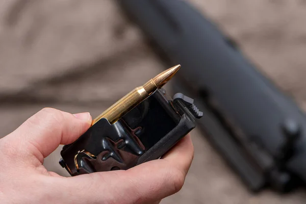 Şarjörlü Tüfek Mühimmatı Muharebe Silahları Bir Adam Tüfeğine Gerçek Mermi — Stok fotoğraf