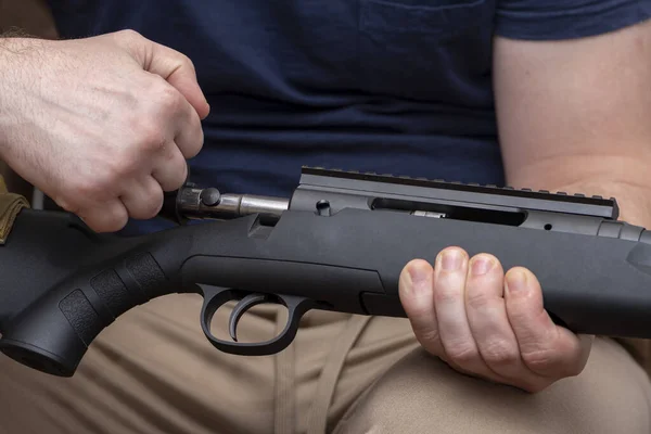 Der Mann Lädt Das Gewehr Neu Zieht Den Bolzen Ein — Stockfoto