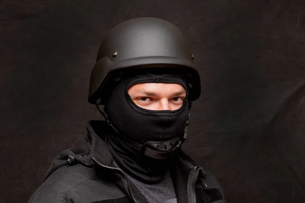 Retrato Soldado Militar Con Chaleco Antibalas Pasamontañas Casco Del Ejército — Foto de Stock