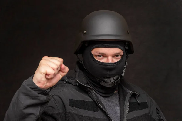 방탄조끼와 용암을 머리에는 헬멧을 배경을 주먹을 움켜쥐고 우크라이나 민방위 — 스톡 사진