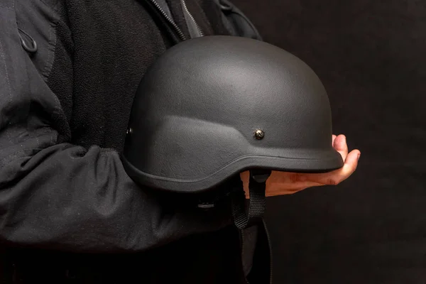 Militar Sostiene Casco Del Ejército Mano Fondo Negro Concepto Voluntario — Foto de Stock