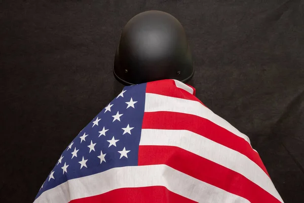 Ein Soldat Mit Helm Hält Eine Amerikanische Flagge Auf Schwarzem — Stockfoto