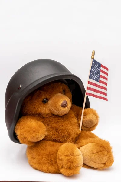 Brauner Teddybär Mit Amerikanischer Flagge Und Militärhelm Auf Weißem Hintergrund — Stockfoto