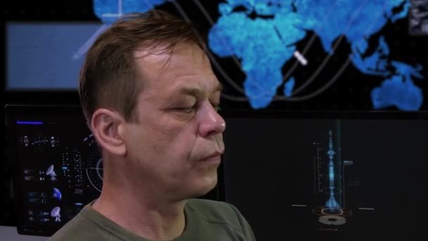 Starší Voják Sluchátky Dívá Monitor Pozadí Mapy Světa Koncepce Odpálení — Stock video