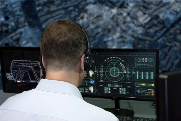 Ein Geheimagent Mit Kopfhörern Beobachtet Die Monitore Und Monitore Militärzentrum — Stockfoto