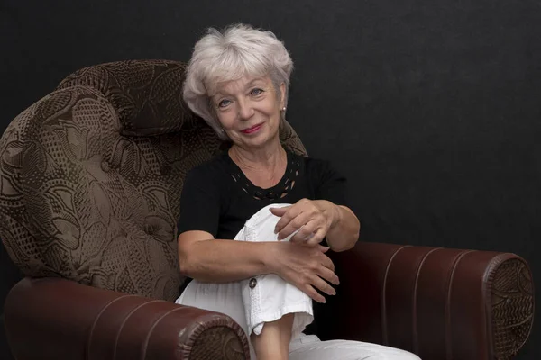 Portrait Beautiful Smiling Elderly Blonde Woman Years Old Sitting Chair — Stockfoto