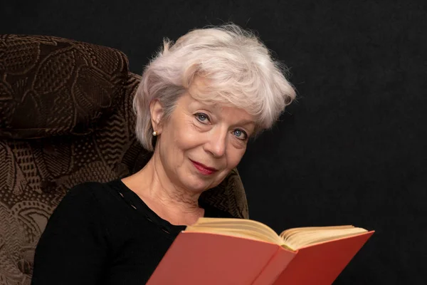 Портрет Красивой Блондинки Пожилой Женщины Лет Держащей Руках Книгу Сидящей — стоковое фото